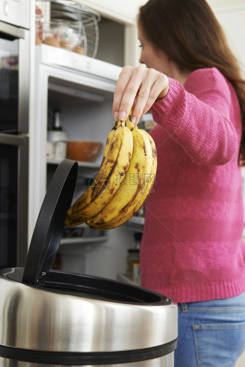 女人冰箱里扔掉过时的食物图片