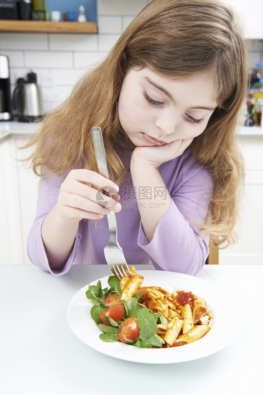 挑剔的女孩家吃健康的饭图片