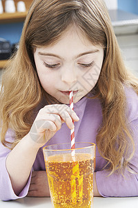 小女孩吸管喝杯苏打水图片