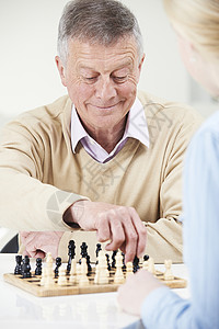 老人十几岁的孙女下棋图片