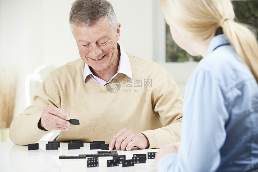 老人十几岁的孙女玩多米诺骨牌图片