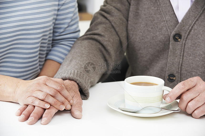 密切妇女与迈的父母分享杯茶图片