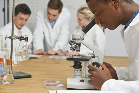 科学课用显微镜的男瞳孔图片