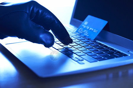 手拎带带被盗信用卡笔记本电脑的网络罪犯设计图片