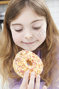 轻女孩吃含糖甜甜圈零食图片