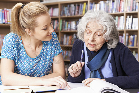 图书馆老师工作的老年女子图片