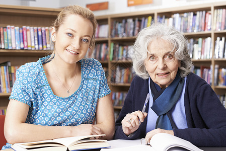 图书馆老师工作的老年女子图片