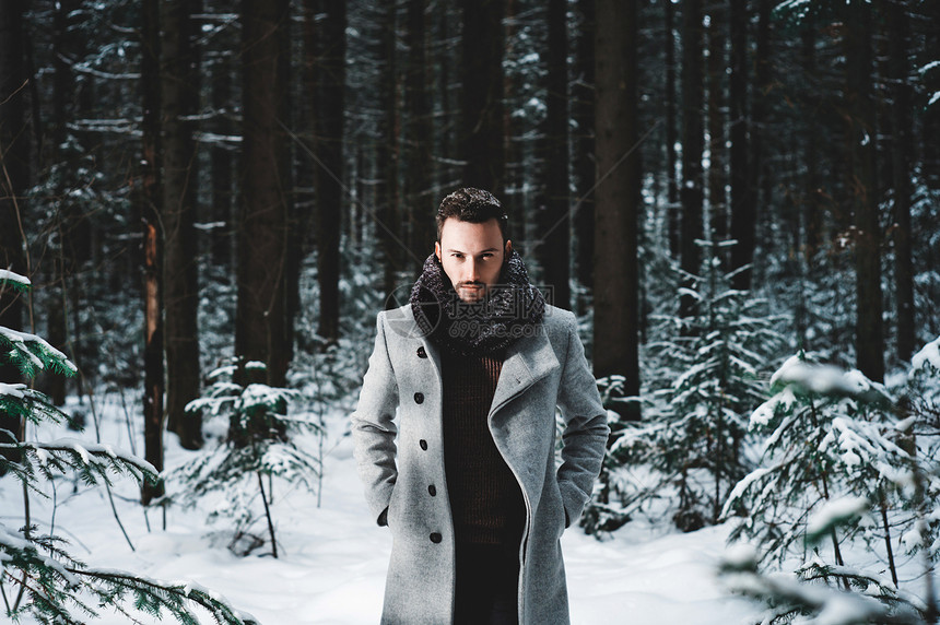 穿着外套围巾的帅哥的户外肖像休闲冬季时尚图片