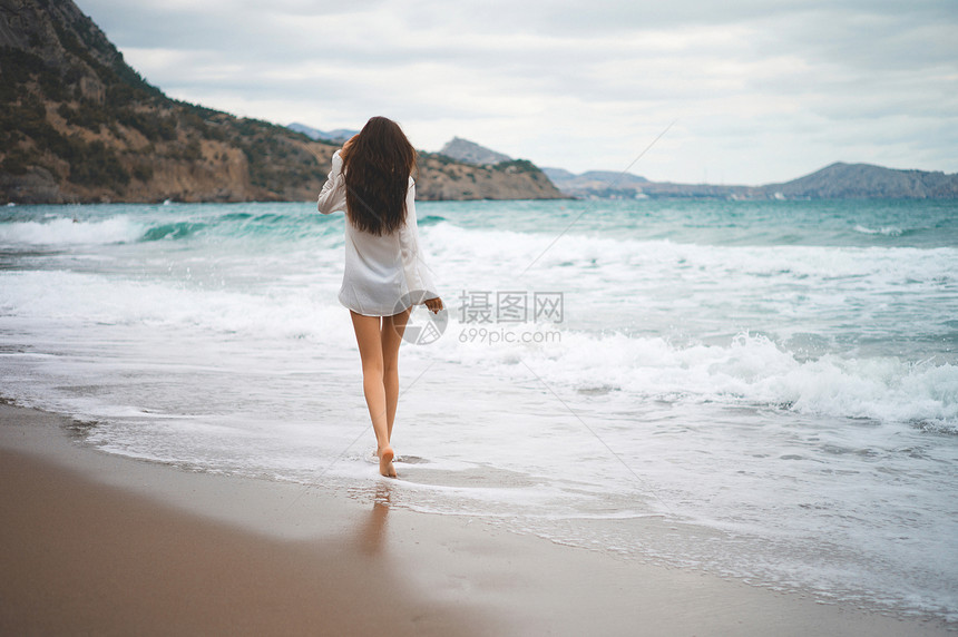 美丽的轻女人海上散步的户外照片图片