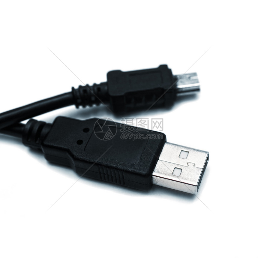 黑色USB电缆隔离白色背景特写图片