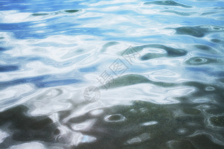 夏季晴天水波状表的纹理图片