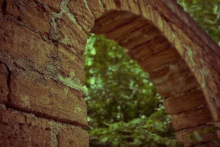 拱门的旧破墙背景图片