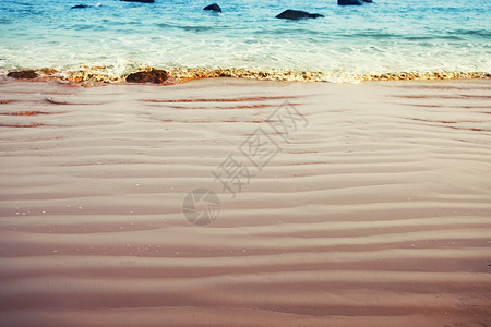 海岸线上蓝色的海水特写图片