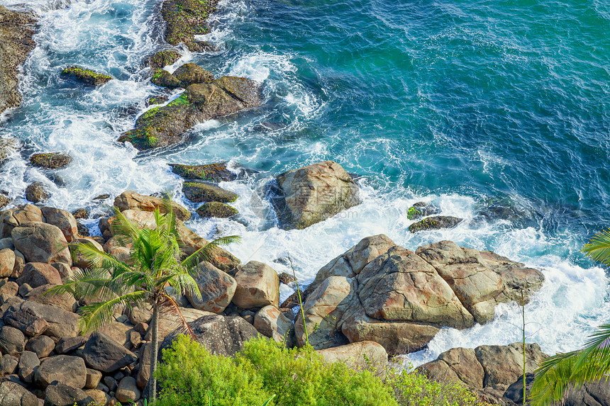岩石海岸清澈的绿松石海印度图片