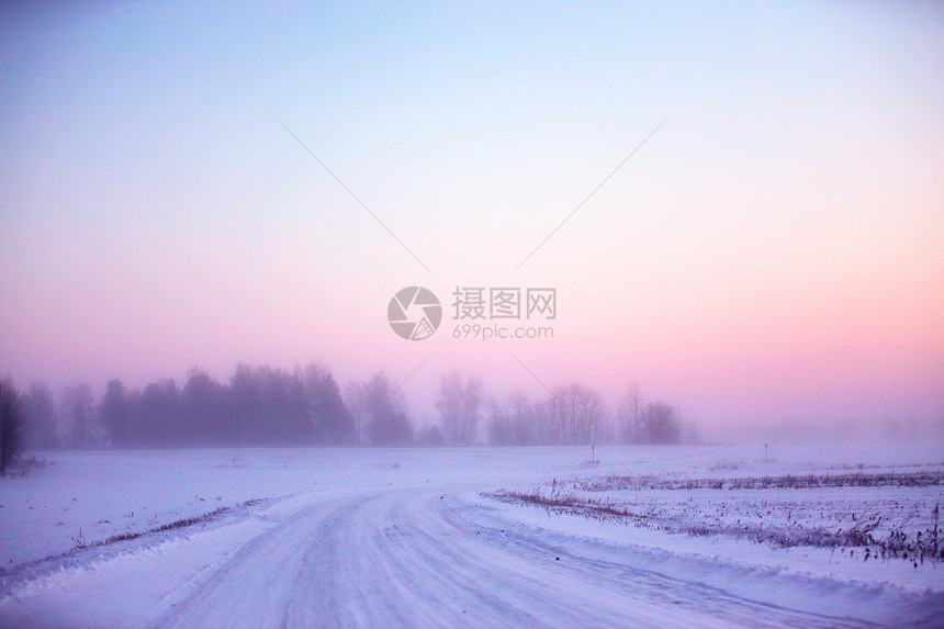 白俄罗斯的雪冬路冬天多雾的早晨图片