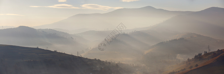 山上的晨光山上的阳光乌克兰喀尔巴阡山脉图片