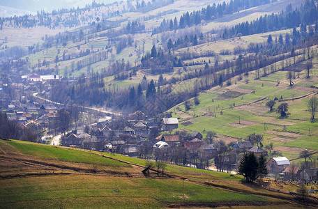 山村里阳光明媚的春天田野山丘四月乌克兰喀尔巴阡山高清图片