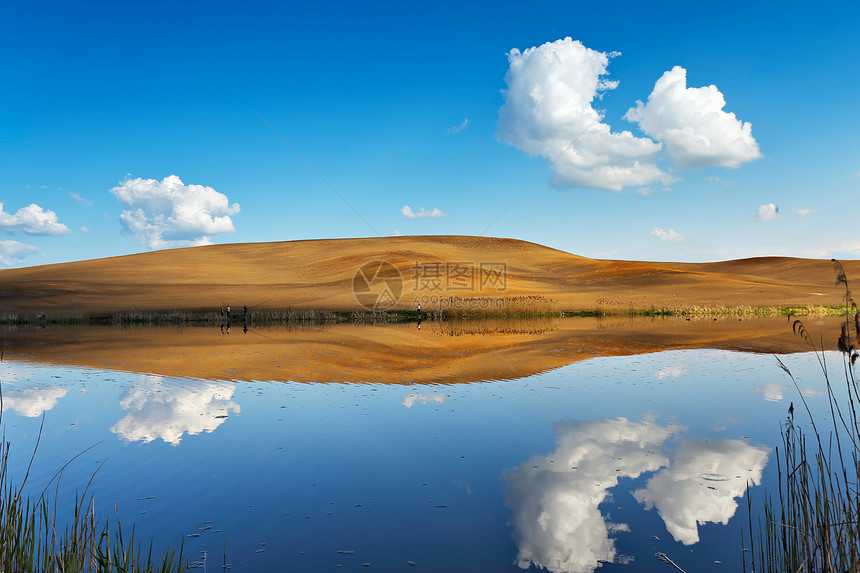 平静的水上钓鱼湖后的小山天空白俄罗斯图片