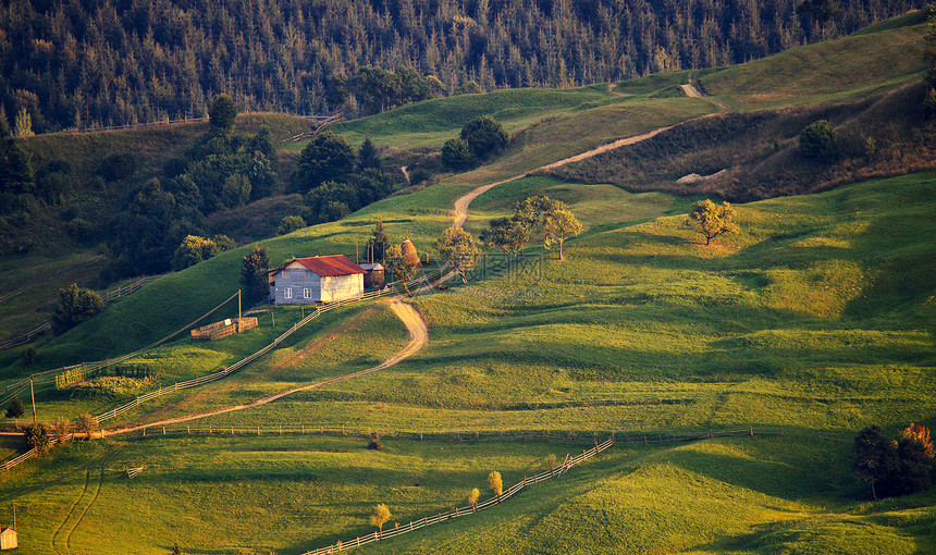 九月喀尔巴阡山的乡村景象真正的村庄栅栏图片