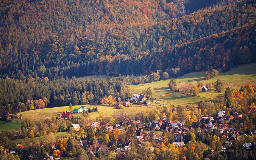 十月的阳光明媚的天,Malopolska山村波兰的秋天图片