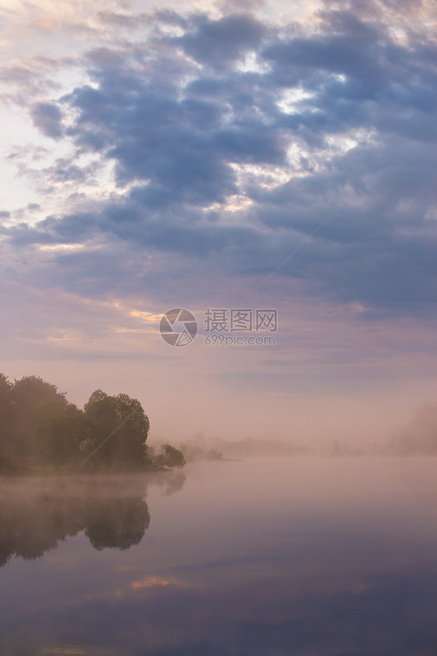 湖上朦胧的早晨白俄罗斯的春天图片