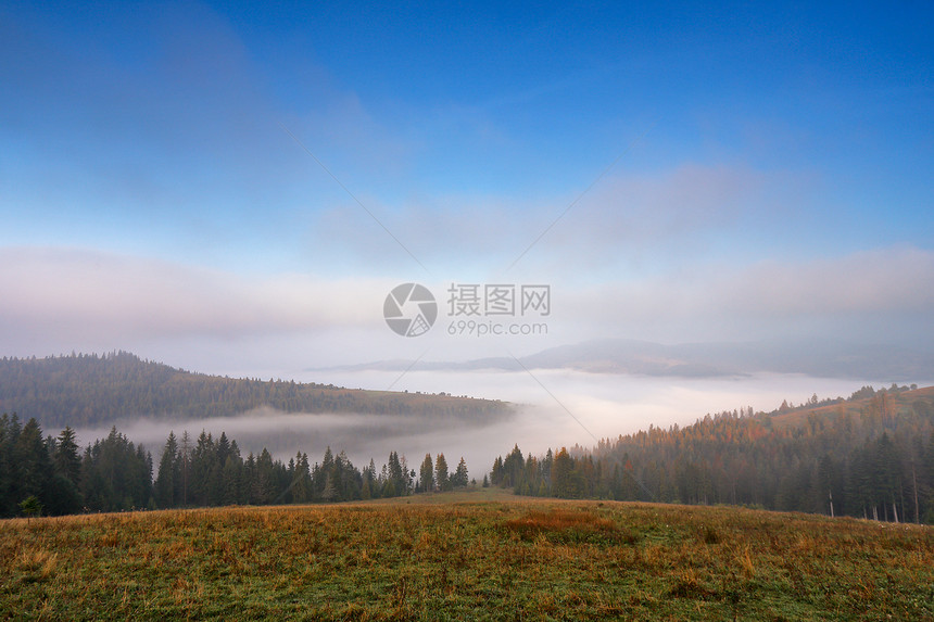 九月的秋天,喀尔巴阡山上雾蒙蒙的早晨图片