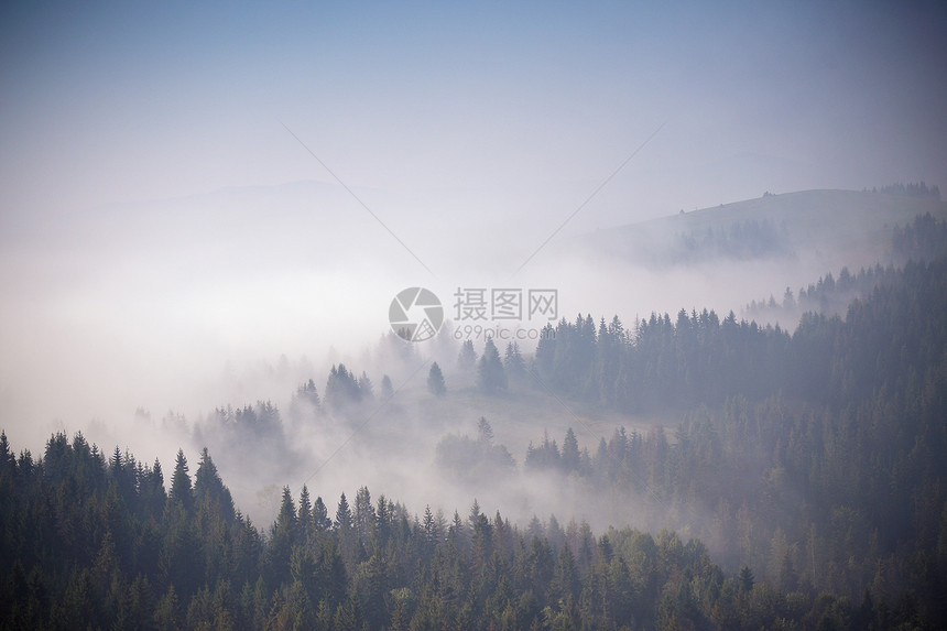 九月的秋天,喀尔巴阡山上雾蒙蒙的早晨图片