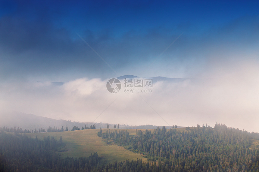 九月的秋天,喀尔巴阡山上雾蒙蒙的早晨图片