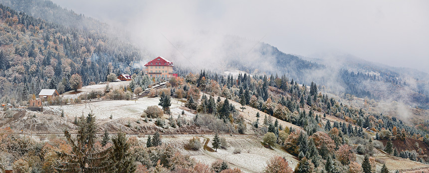 山里的酒店雪雾秋天的场雪山上下雪图片