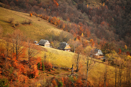 落山村里高山十月的场景图片