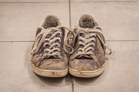 双脏鞋子,地板上泥高清图片