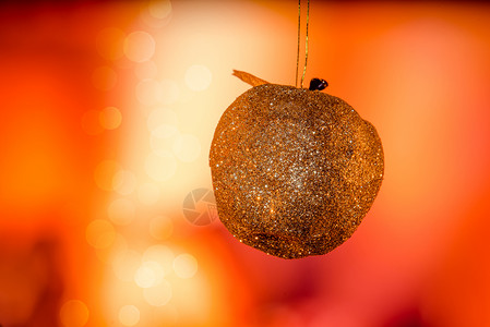 金色诞苹果与闪闪发光的Bokeh灯图片