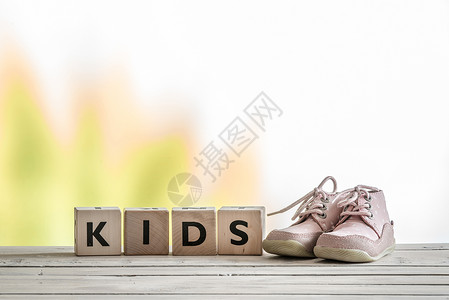 孩子们鞋子孩子们木桌上签名可爱的鞋子背景
