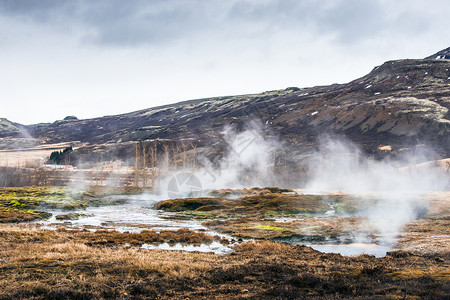 热拉提冰岛座山下的薄雾沼泽地热活动背景
