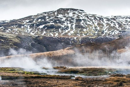 冰岛座山的地热河流图片