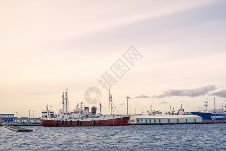 冰岛土地上码头的船只图片