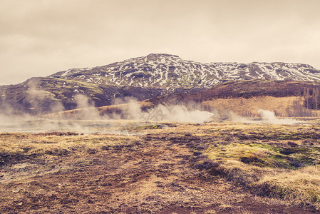 冰岛座山前的薄雾景观图片