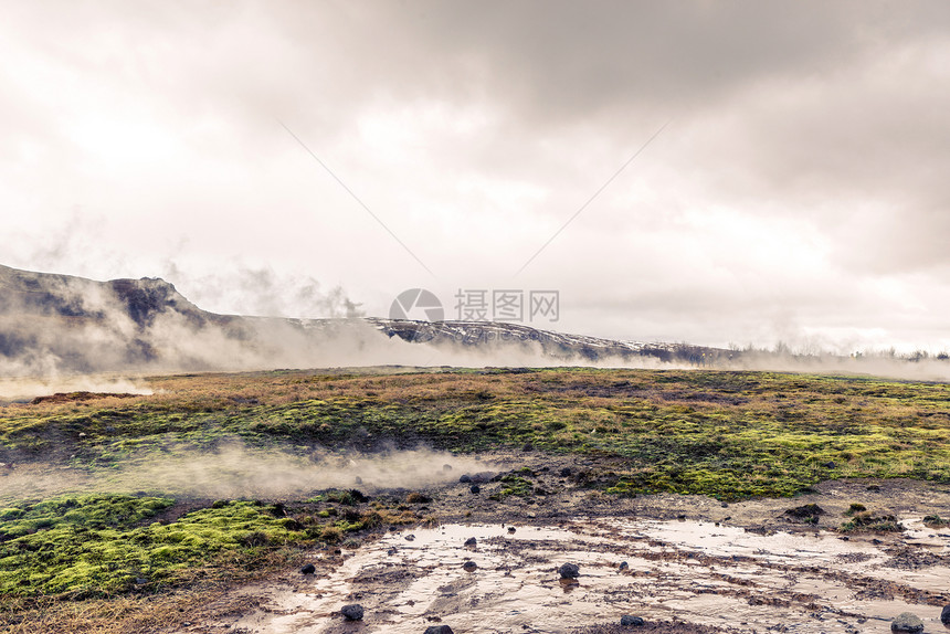 多云天气下冰岛景观中的地热活动图片