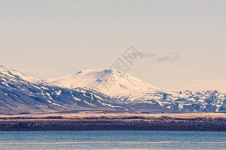 冰岛海边山上的雪图片