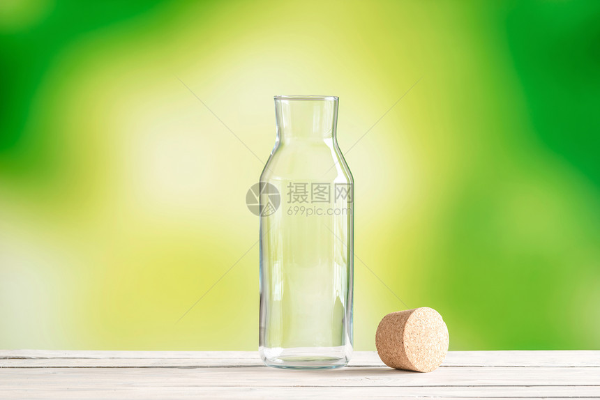 绿色背景上软木塞的空璃瓶图片