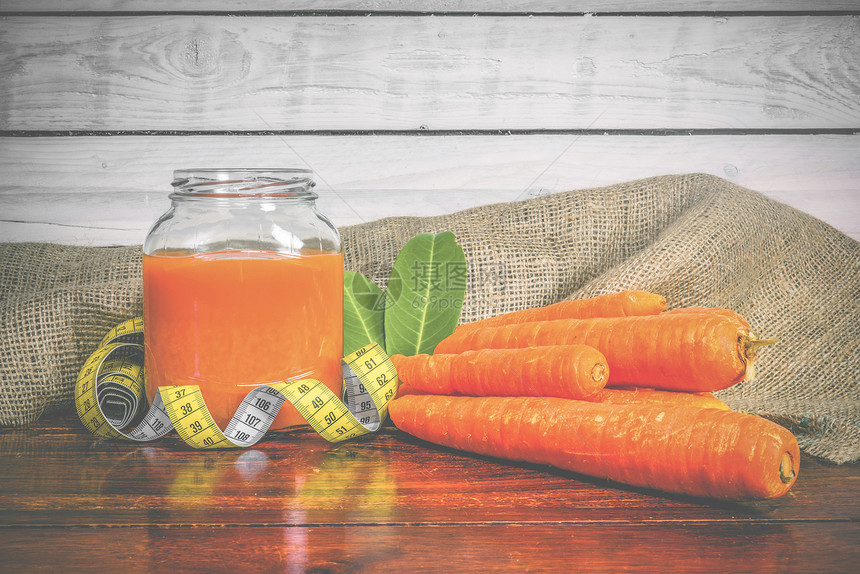 张木桌上放胡萝卜汁的罐子胡萝卜图片