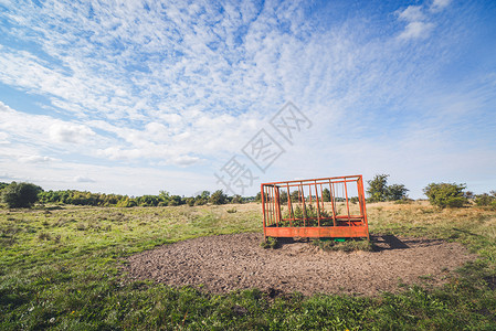 乡村风景中个红色笼子的乡村田野图片