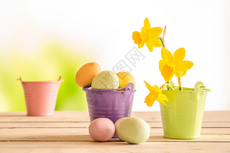 复活节彩蛋放复活节的紫色桶里图片