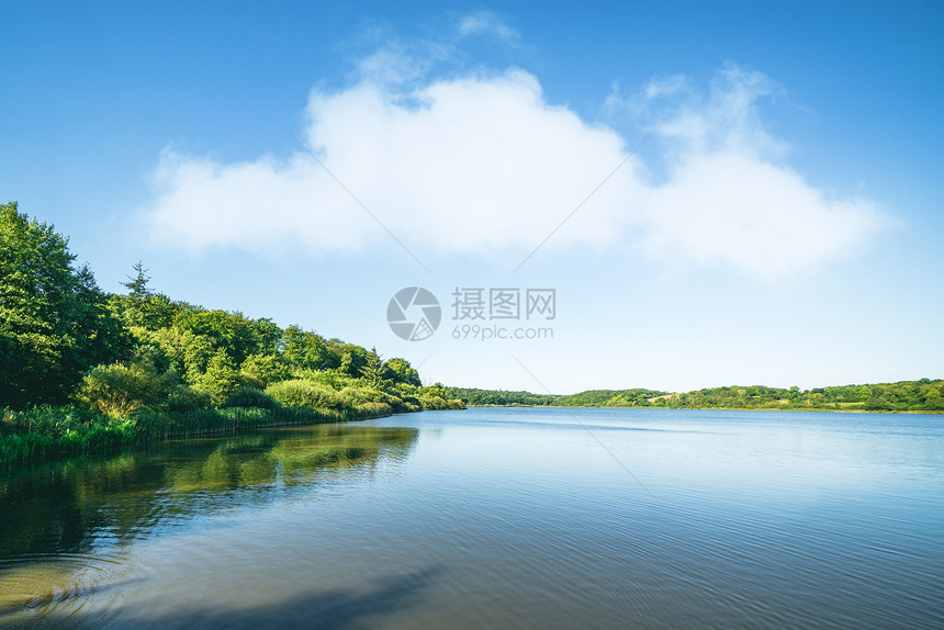 湖景绿树蓝天图片