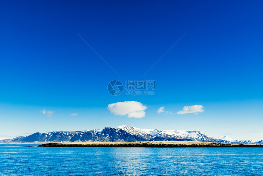 蓝色海洋中的山脉个岛屿图片