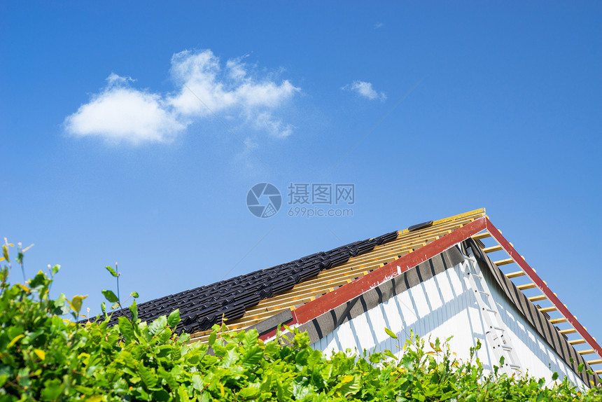 夏天用黑色瓷砖翻新屋顶图片