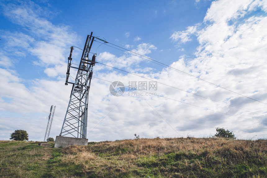 大塔架,电线干燥的场地上图片