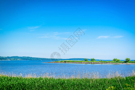 湖泊景观与绿草蓝天夏季图片
