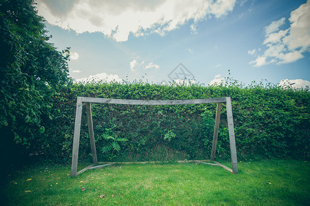 夏天绿色草坪上的后院足球球门图片