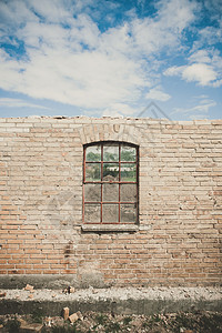 受损建筑物墙上的旧窗户图片